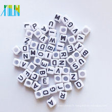 Perles de silicone de qualité alimentaire de qualité supérieure acrylique alphabet cube perles